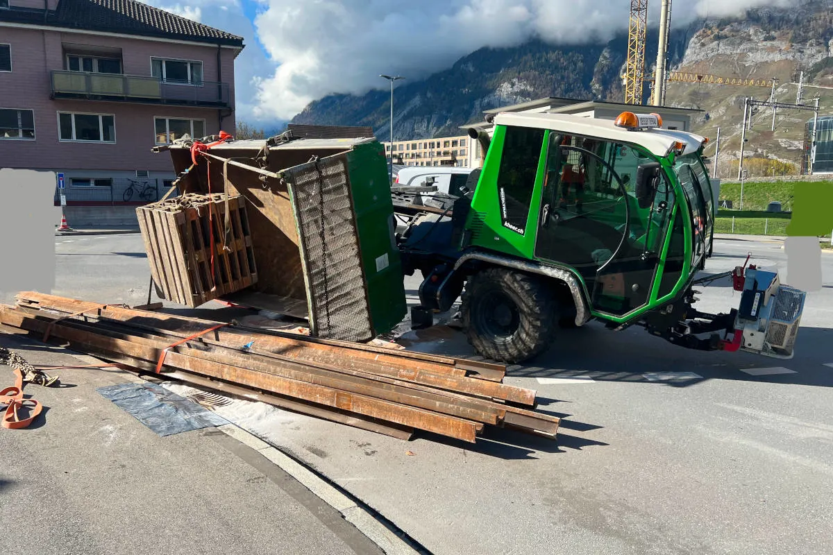 Chur GR – Motorkarren im Kreisel gekippt