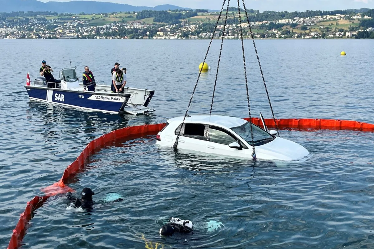 Uetikon am See ZH - Frau fährt mit Auto in den See und kann sich retten