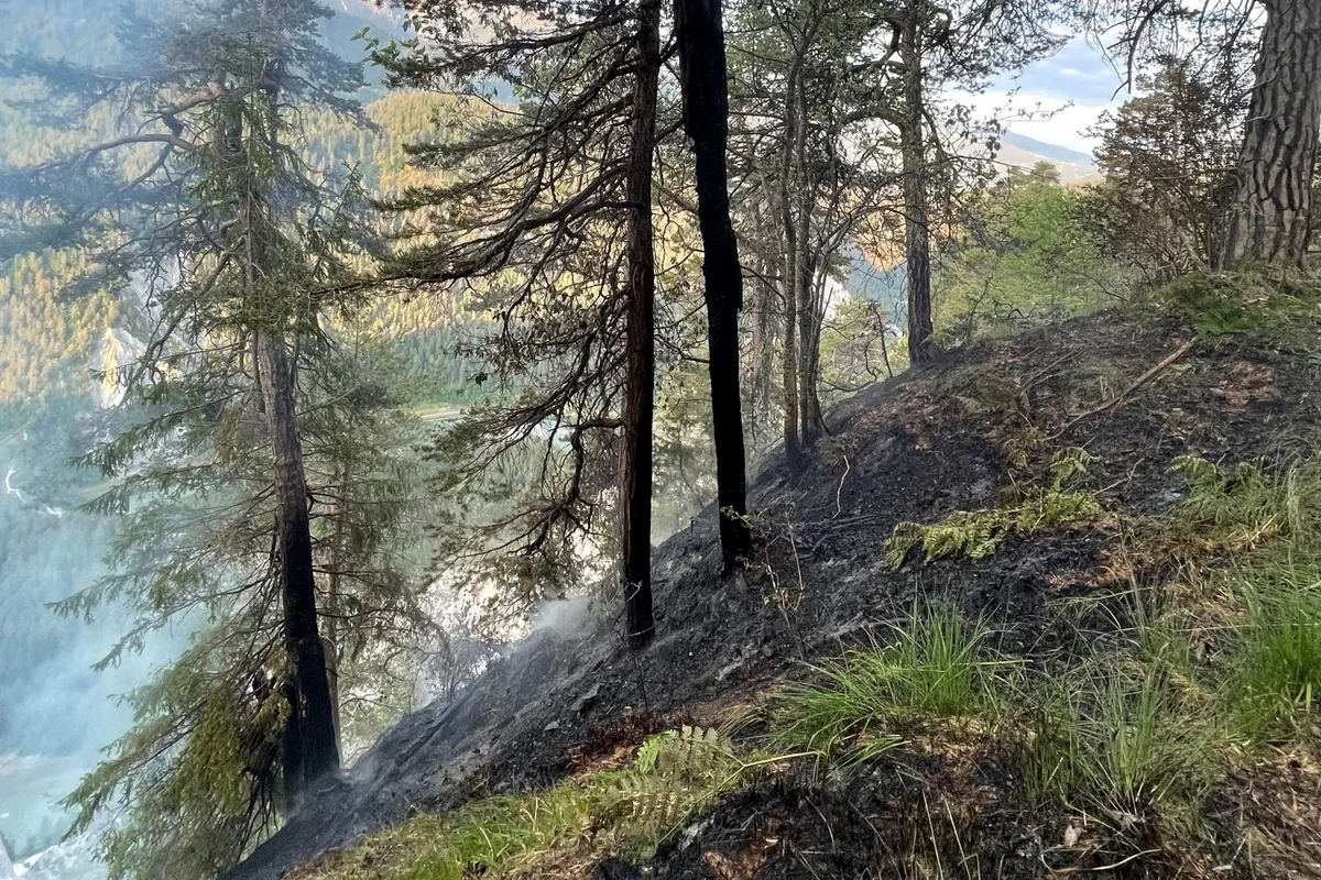 Brand heute in Flims GR - Helikopter unterstützt Brandbekämpfung 
