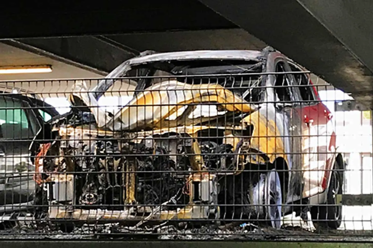 Detmold - Mehrere brennende Fahrzeuge in Parkhaus