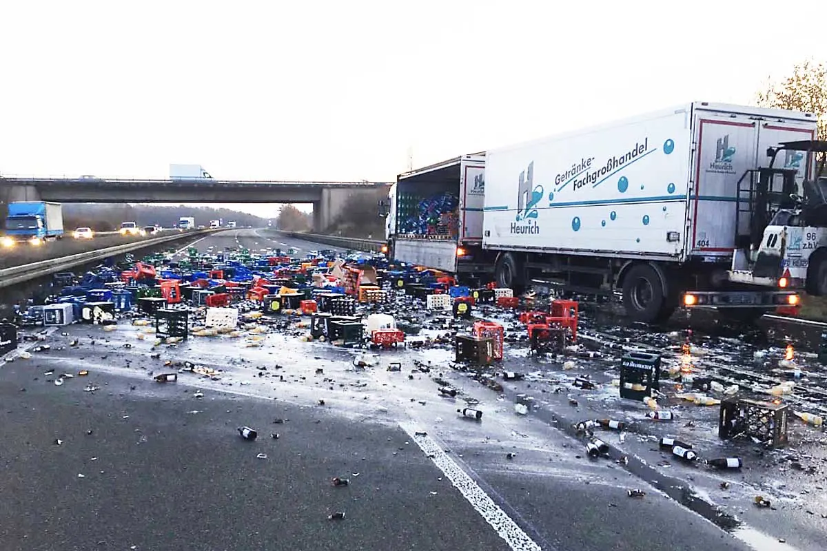 Spektakulärer Unfall in Fulda - LKW verliert rund 300 Getränkekisten!