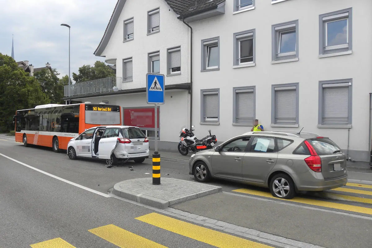 Amriswil TG – Auffahrkollision zwischen Bus und zwei Autos