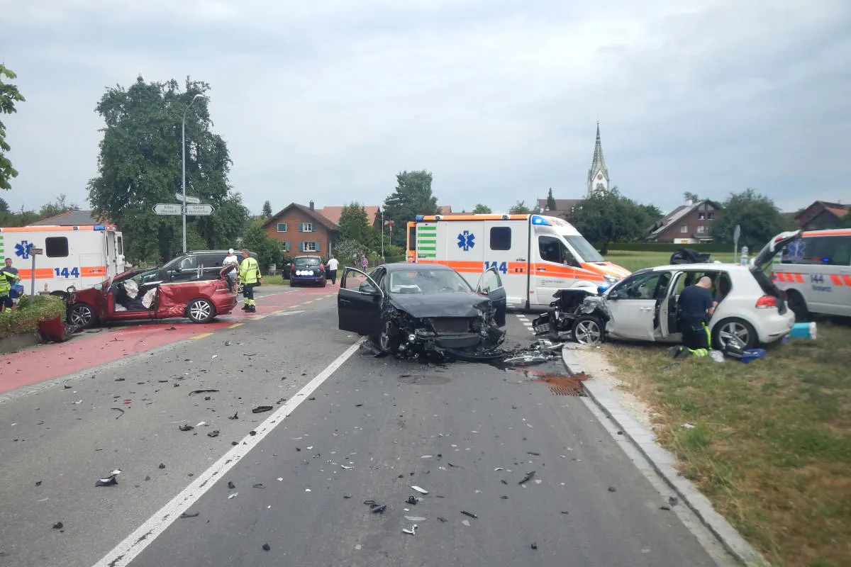 Sommeri TG - Zwei Schwerverletzte nach Unfall mit drei Fahrzeugen