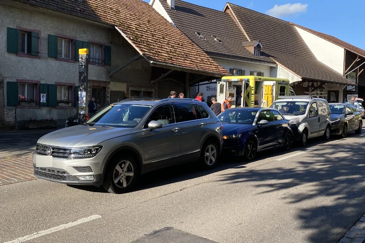 Biel-Benken BL - Auffahrkollision mit vier beteiligten Fahrzeugen – drei Personen verletzt