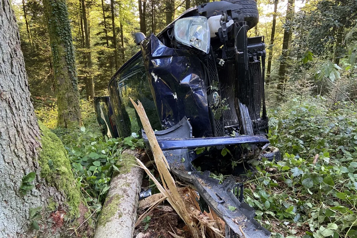 Murgenthal AG - 19-Jähriger verliert Kontrolle über Auto und prallt in einen Baum