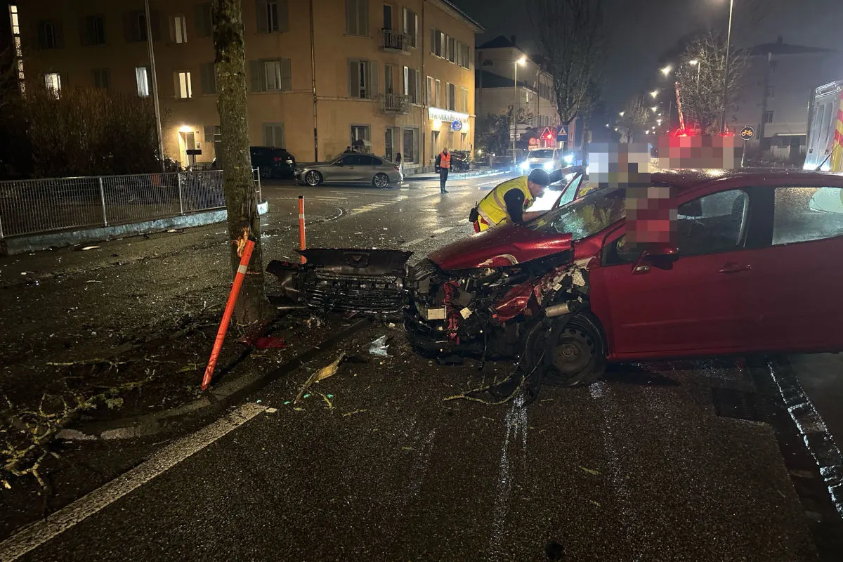 Unfall in Zuchwil SO – Auto prallt gegen Baum