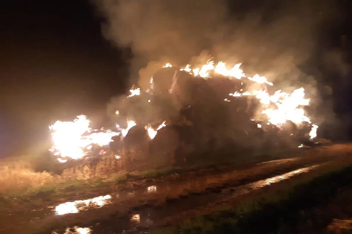 Raabs an der Thaya – Blitz setzte Strohballenlager in Brand
