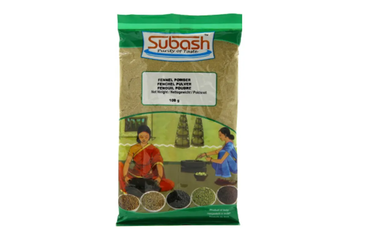 Eine durchsichtige Packung Subash Fenchelpulver mit grünem Aufdruck und Motiven von Frauen beim Kochen.