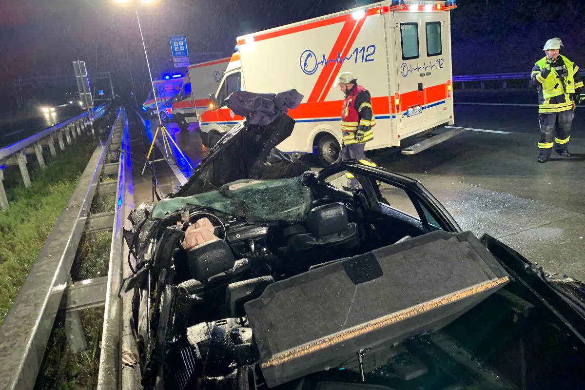 A1 Sittensen - Fahrer im Fahrzeug eingeklemmt