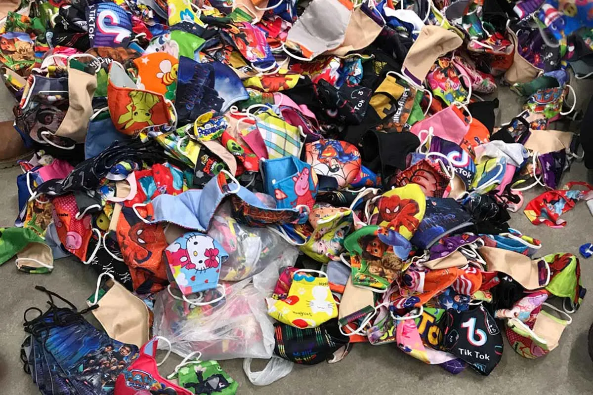 Beschlagnahme in Köln - Billig-Masken als Markenware auf Wochenmarkt angeboten