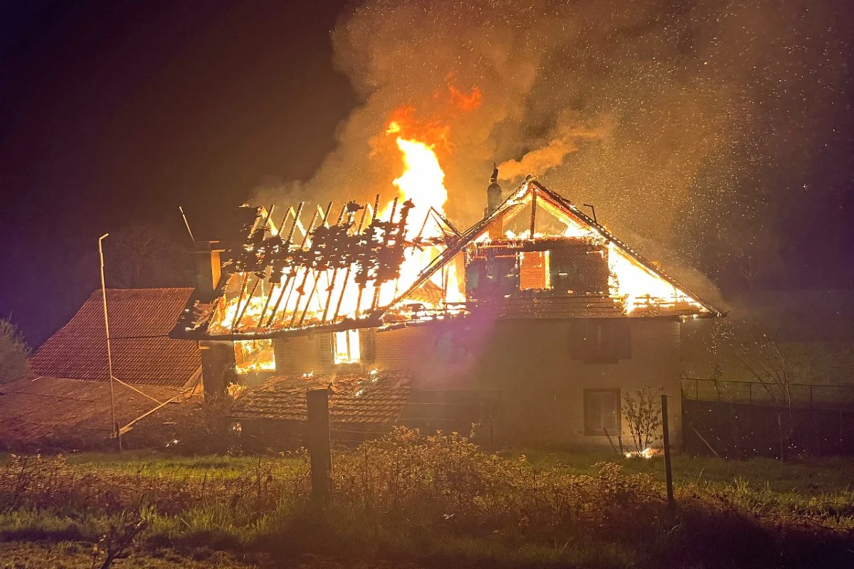 Flammen zerstören Haus in Udligenswil LU komplett