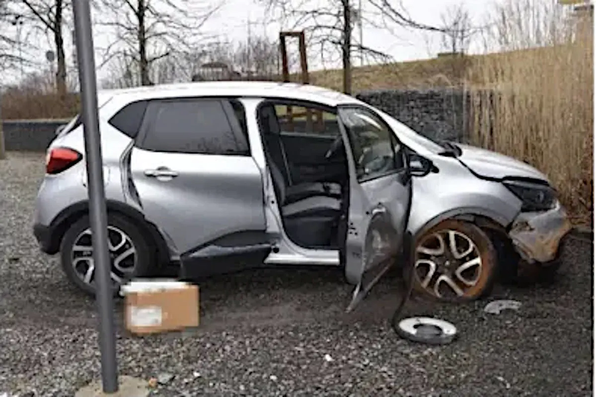 Oensingen SO - Auto prallt frontal in Steinmauer