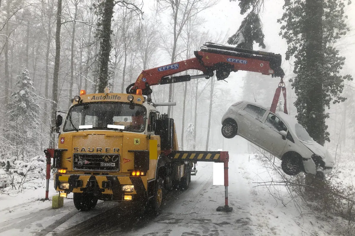 Stetten SH – Alleinunfall mit Personenwagen im Schneetreiben