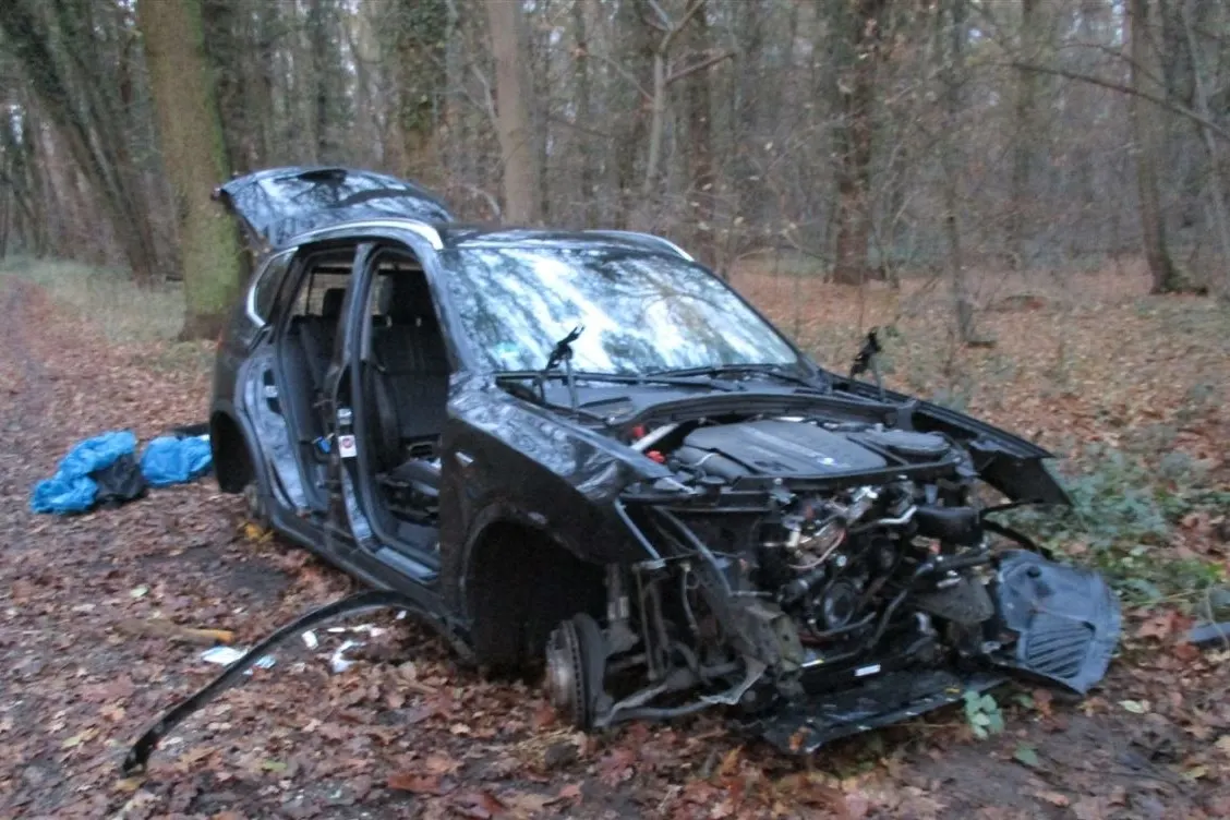 Zeugenaufruf in Erftstadt – Zwei ausgeschlachtete BMW im Wald entdeckt