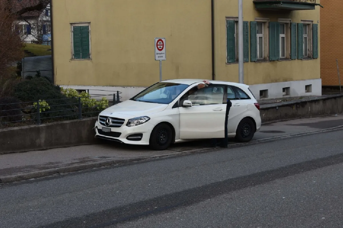 Gossau SG - Mercedes fährt in Biene Maja und Mauer