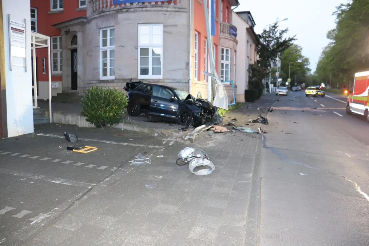 Paderborn - Verfolgungsfahrt und Flucht nach Unfall
