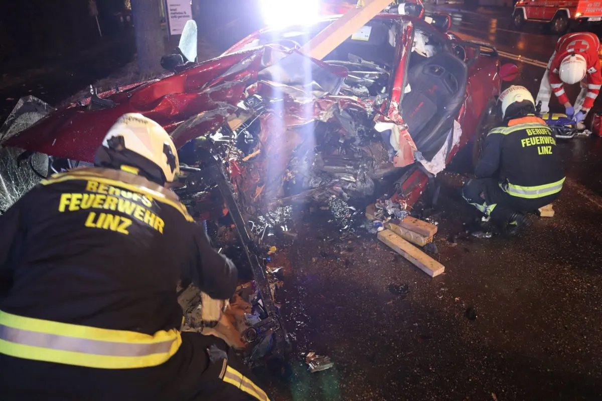 Linz – Lenker bei Unfall schwer verletzt