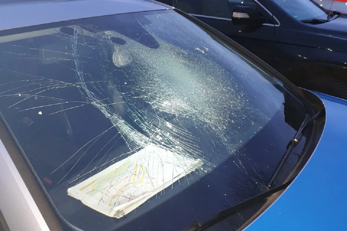 Wörth am Rhein - Parkierter Streifenwagen mit Gullideckel absichtlich beschädigt