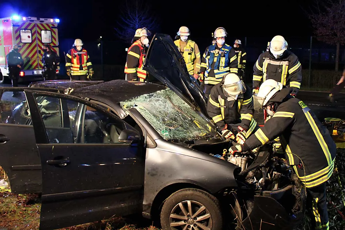 Heftiger Crash in Bad Salzuflen - Junge Autofahrerin nach schwerem Unfall in Fahrzeug eingeklemmt