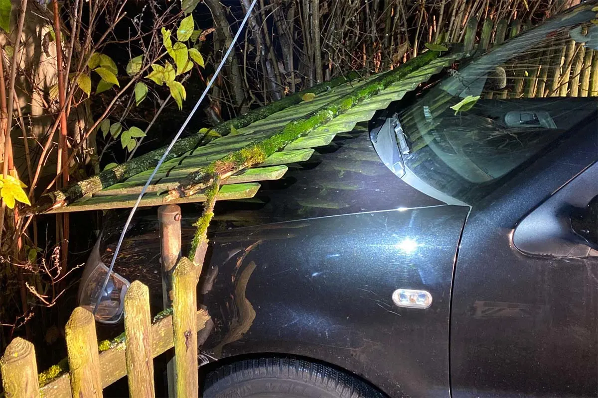  Gas und Bremse in Oberwil BL verwechselt - Lernfahrer kollidiert mit Gartenzaun