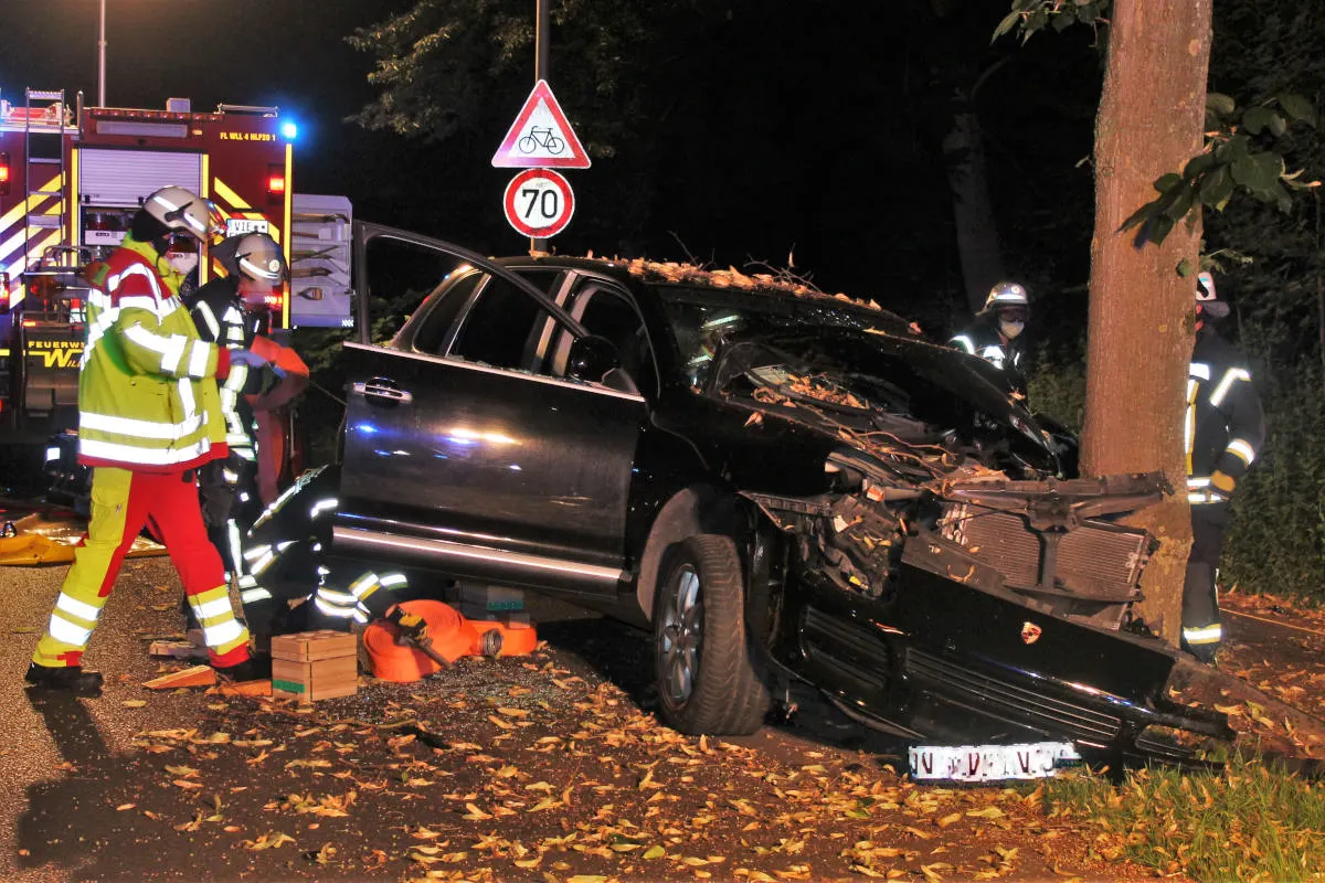 Willich-Neersen – Autofahrer prallt gegen Baum und wird schwer verletzt