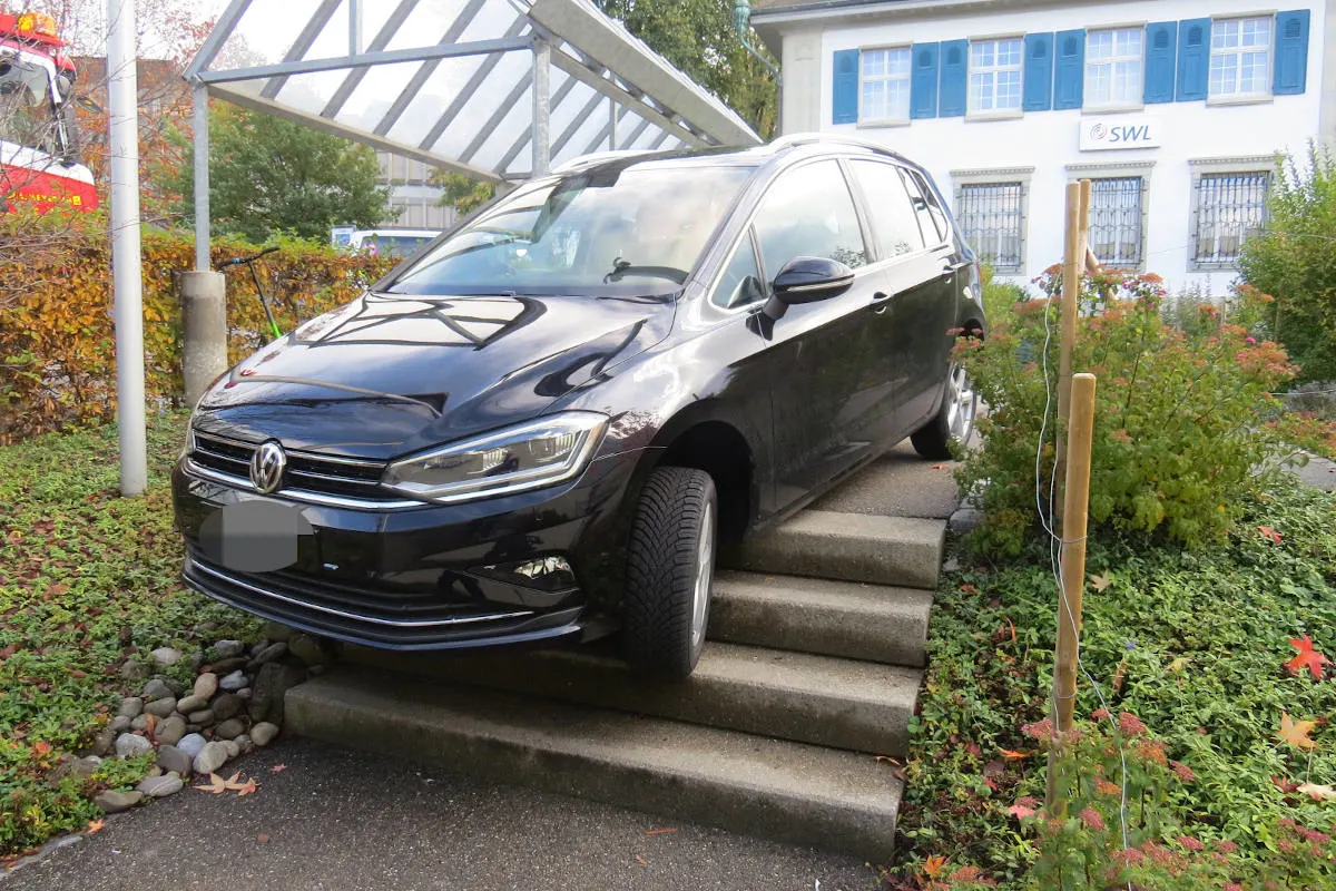 Unfall Lenzburg AG - Parkhauseinfahrt gesucht - Treppe hinuntergefahren