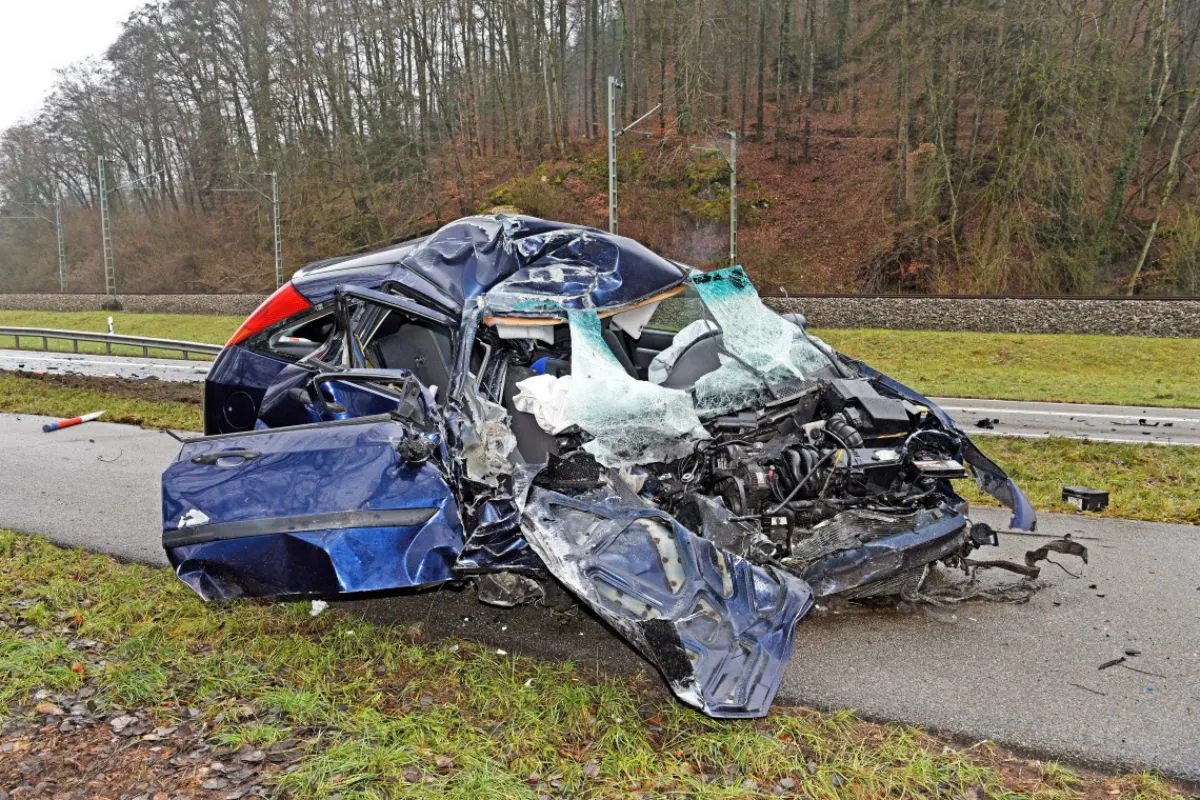 SchaffhausenSH - Frontalkollision zwischen Lastwagen und Personenwagen 