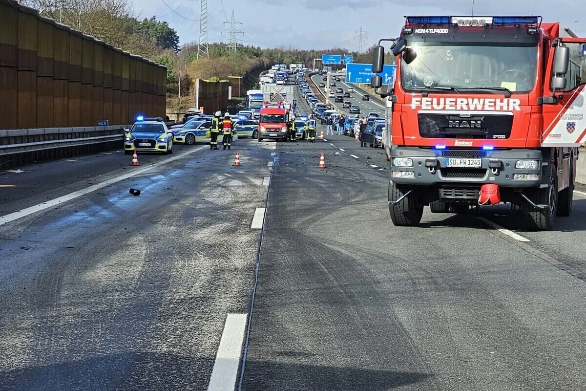 Bad Honnef/A3 NW - Auto auf das Heck eines Reisebusses aufgefahren