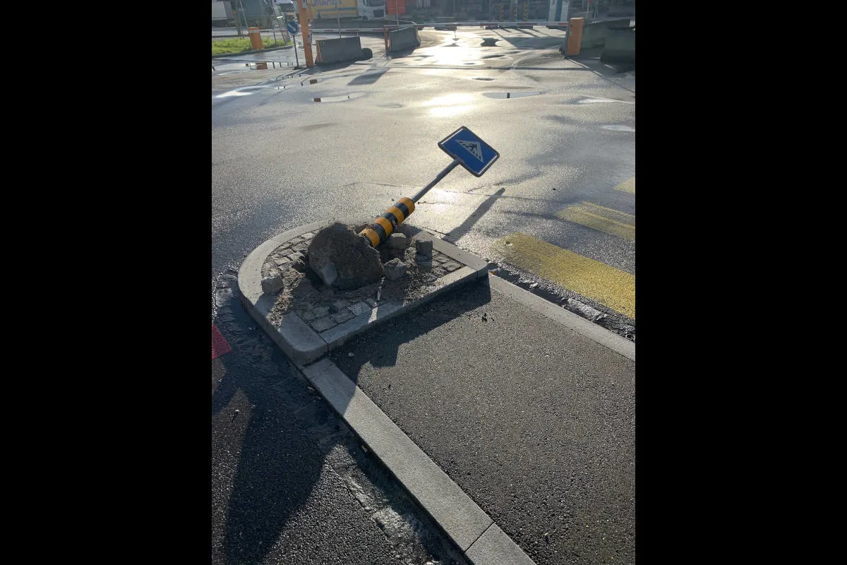 Unfall in Stadt Basel – Verkehrsteiler umgefahren und geflüchtet