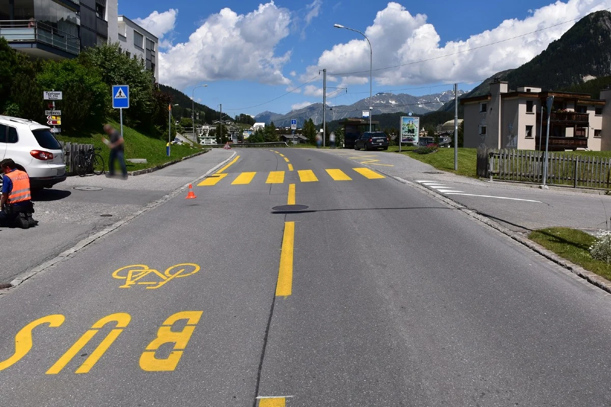 Davos GR - Kollision bei Abbiegemanöver - Velofahrerin verletzt