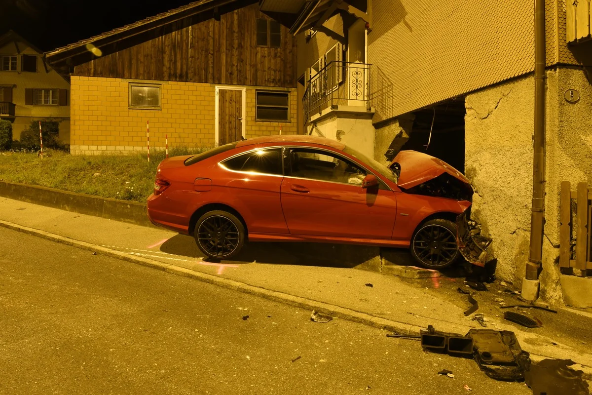 Egolzwil LU - Heftig in eine Hauswand geprallt 