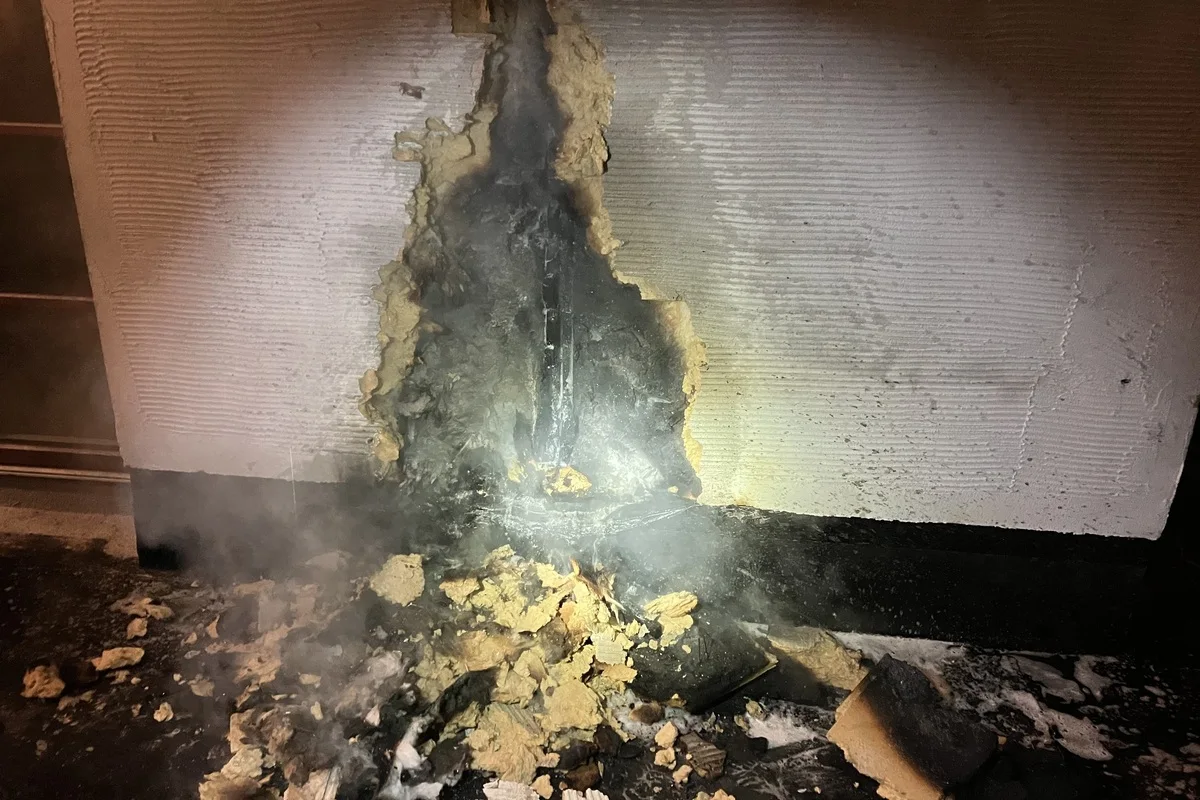 Glarus - Fassade eines Neubaus in Brand geraten