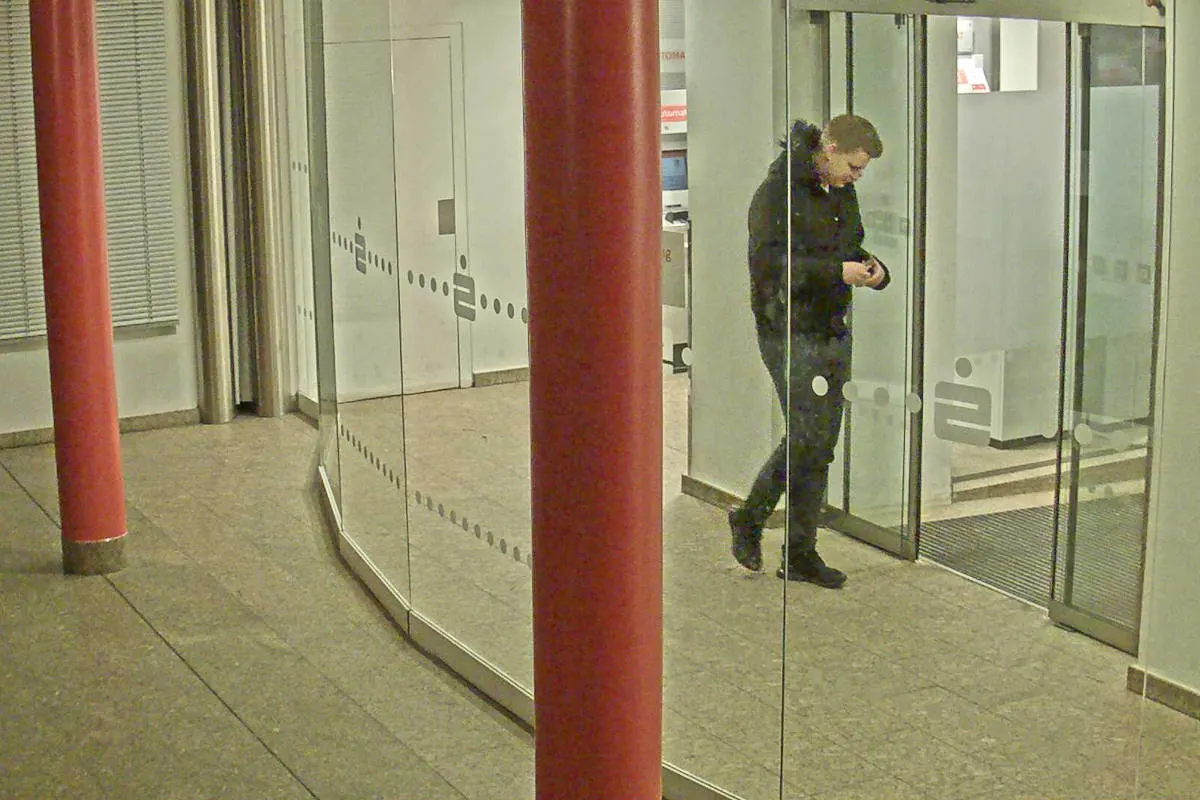 Fahndungsaufruf in Bremen – Polizei fahndet mit Fotos nach zwei Tätern