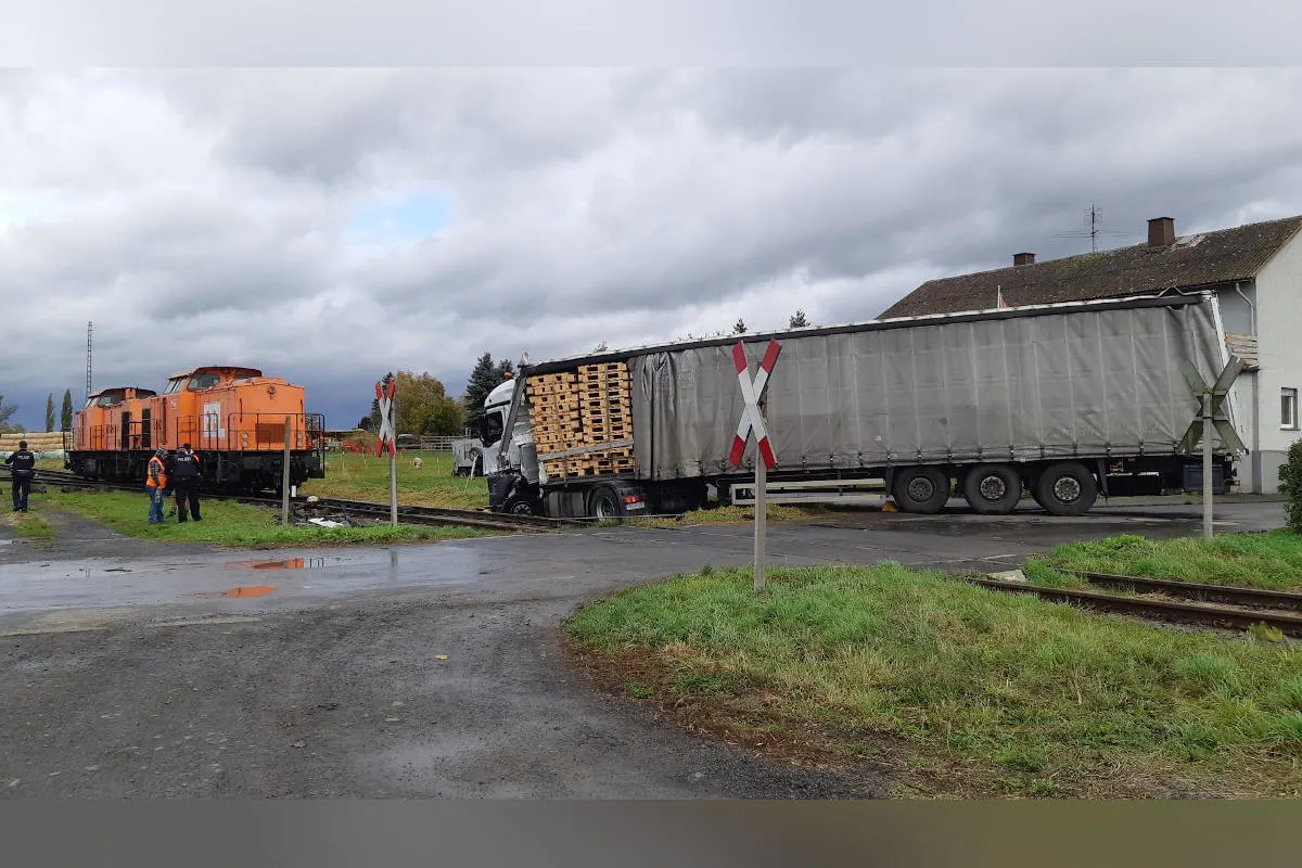 Nieder-Ofleiden – Unfall am Bahnübergang – Zug kollidiert mit LKW