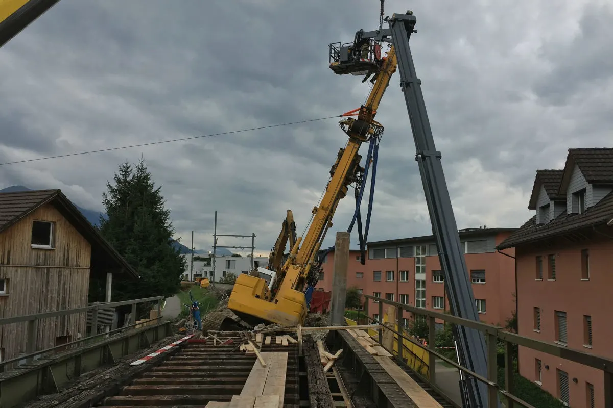 Oberwil ZG -  Evakuation nach gekipptem Drehbohrgerät