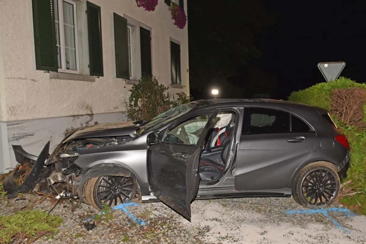 Totalschaden in Hauptwil TG - Kontrolle über Mercedes verloren und verunfallt