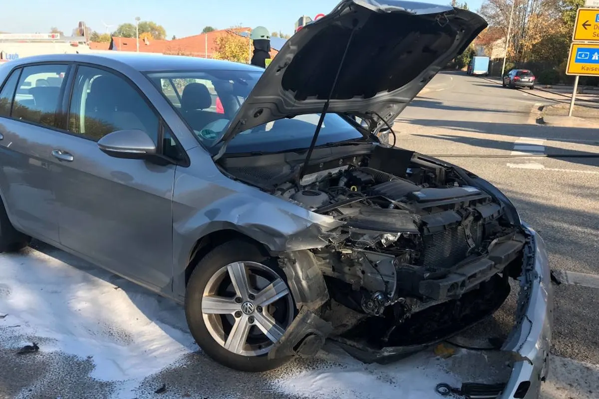 Schwerer Unfall bei Mehlingen – Kollision mit einem Verletzten und erheblichem Sachschaden