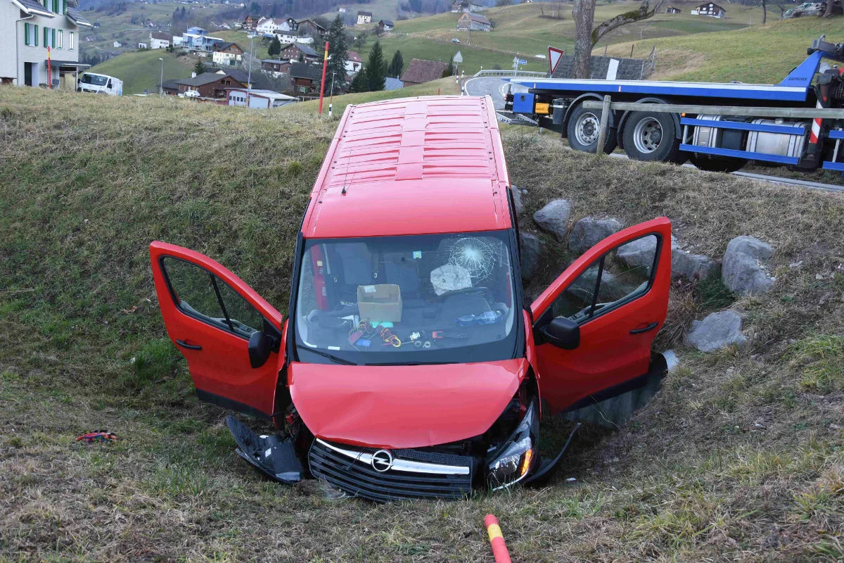 Gams SG -  Mit Lieferwagen verunfallt und verletzt