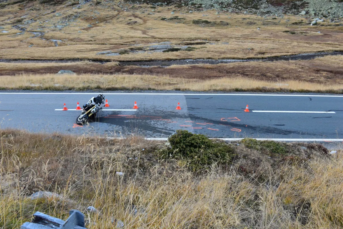 Susch GR - Motorrad mit Personenwagen kollidiert