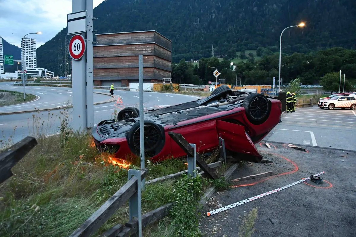Chur GR - Auto überschlägt sich bei Unfall - Führerausweis weg