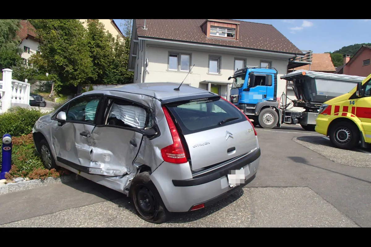 Holderbank AG - Bremspedal verfehlt und mit Lastwagen kollidiert