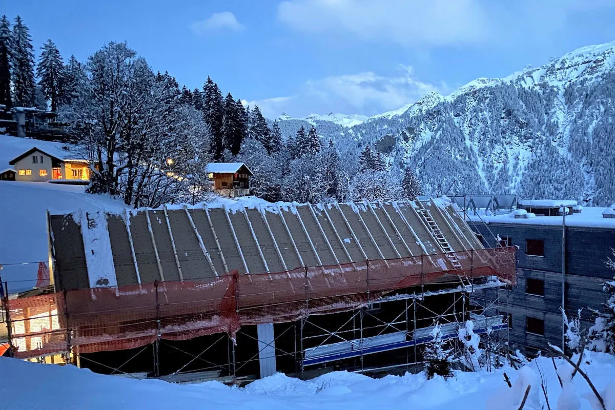 Arbeitsunfall in Braunwald – Bei Räumungsarbeiten von Dach gestürzt