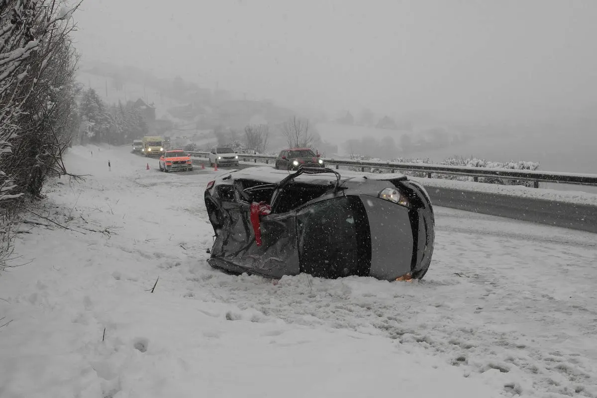 A4 Immensee SZ – Kontrolle auf der Autobahn verloren