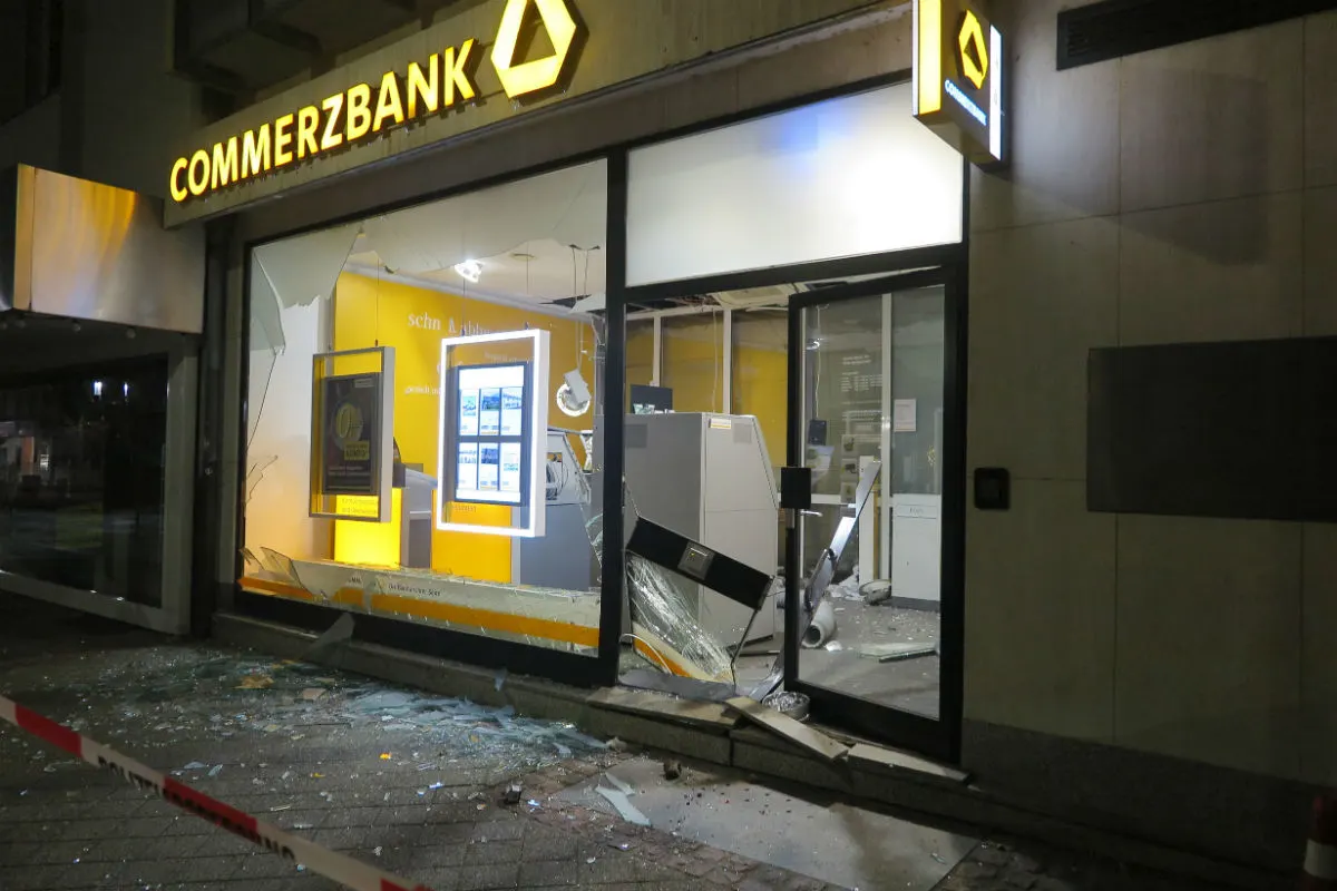 Mettmann - Geldautomatensprengung in der Commerzbank!