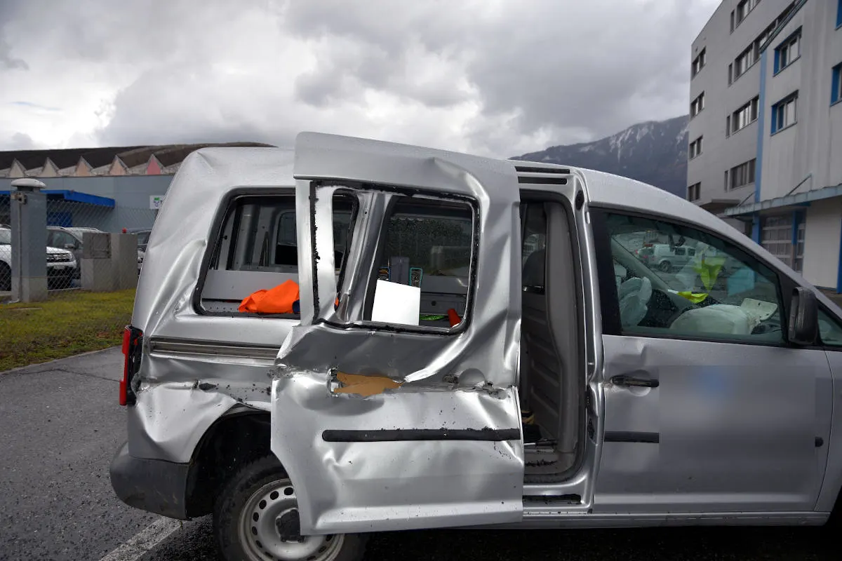 Bendern FL – Zusammenstoss zwischen Traktor und Lieferwagen