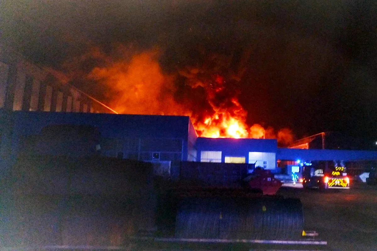 Vollalarm für die Feuerwehr in Wetter -  Zwei verletzte Feuerwehrangehörige bei Brand in 2.000 m² Halle 