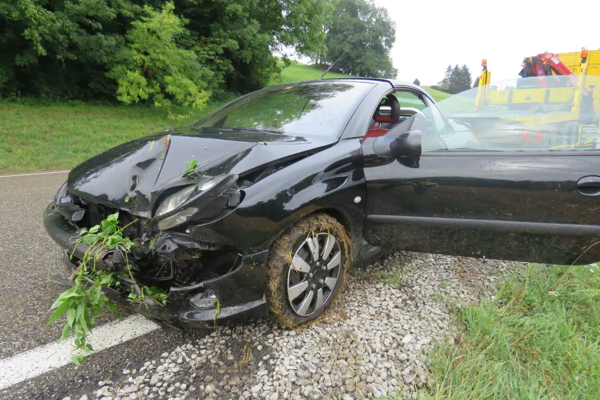 Densbüren AG - Auto von der Strasse abgekommen