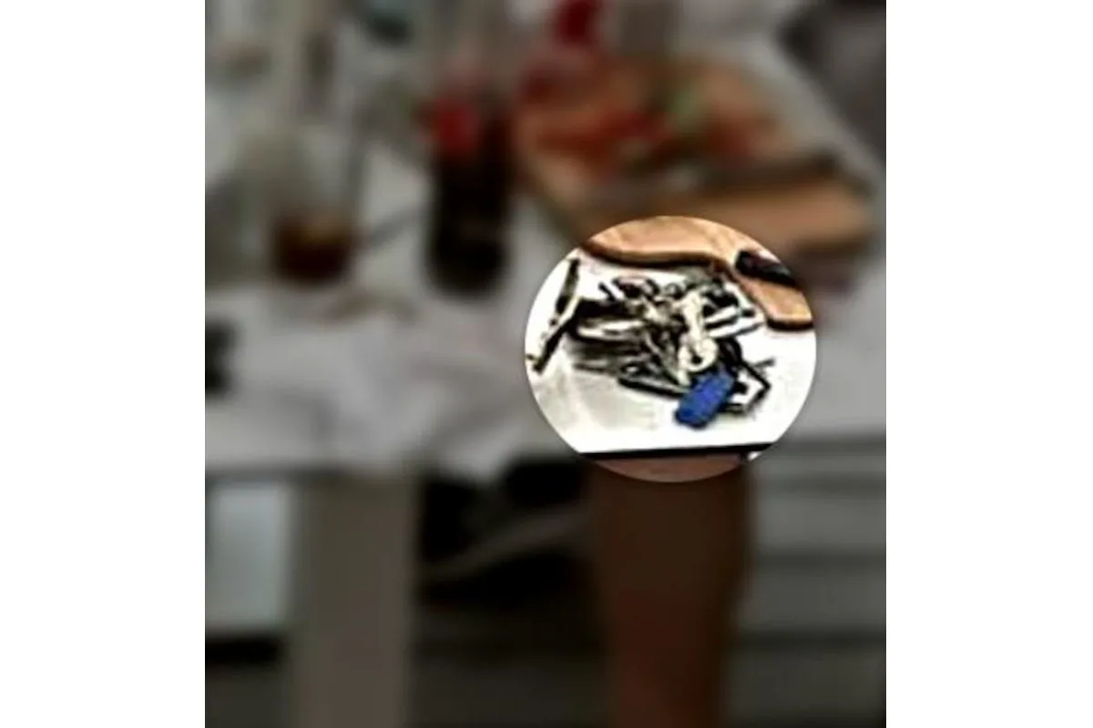 Ein fokussiertes Bild zeigt einen Schlüsselbund auf einem hellen Tisch, umgeben von unscharfen Objekten.