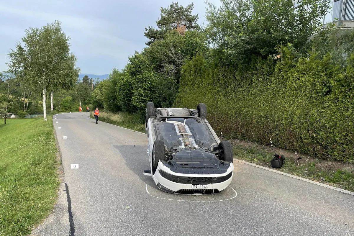 Wernetshausen ZH – Überschlag mit Auto fordert verletzte Frau