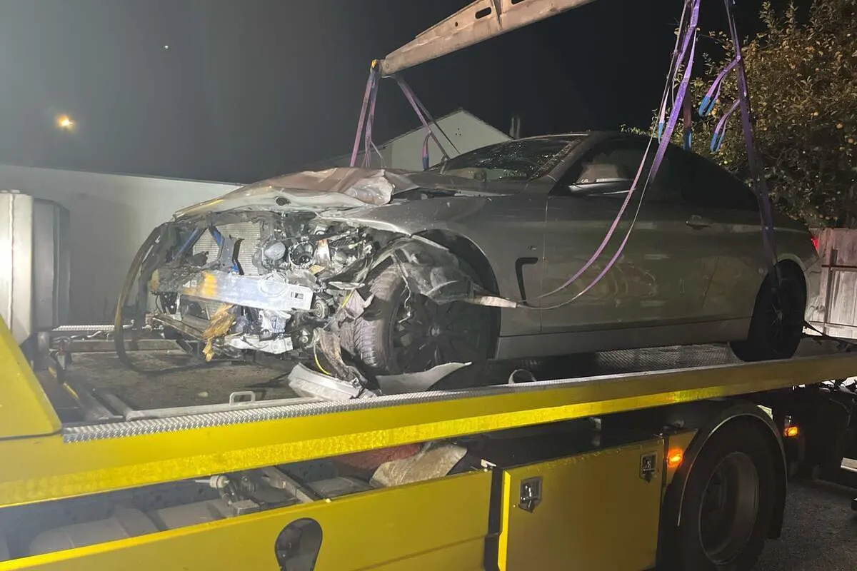 Unfall in Bellach SO – Auto kracht in Palettenstapel – Lenker flüchtet